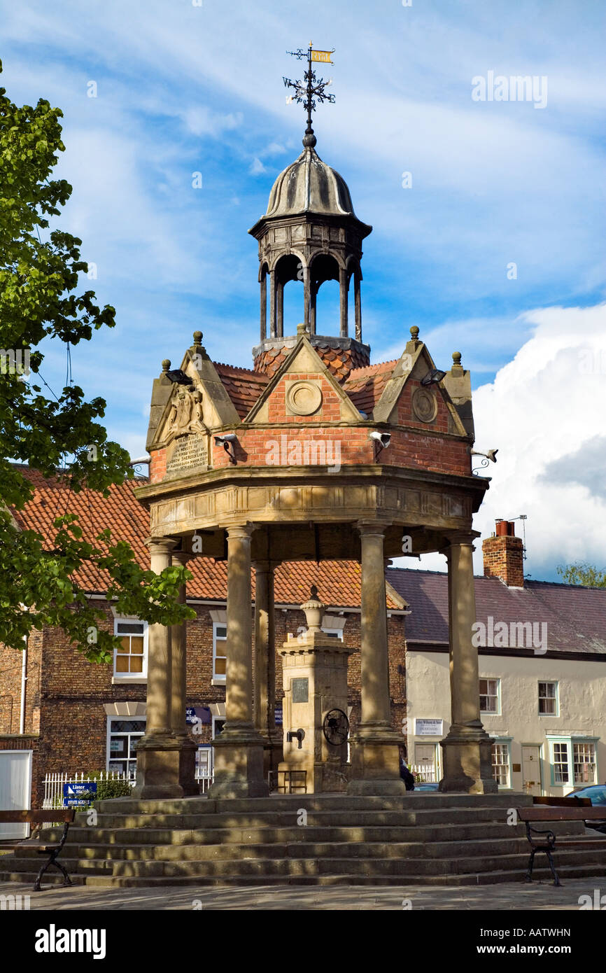 La croce di mercato e pompa in St James Square Boroughbridge un piccolo Yorkshire del nord paese confinante con la A1 e il Fiume Ure Foto Stock