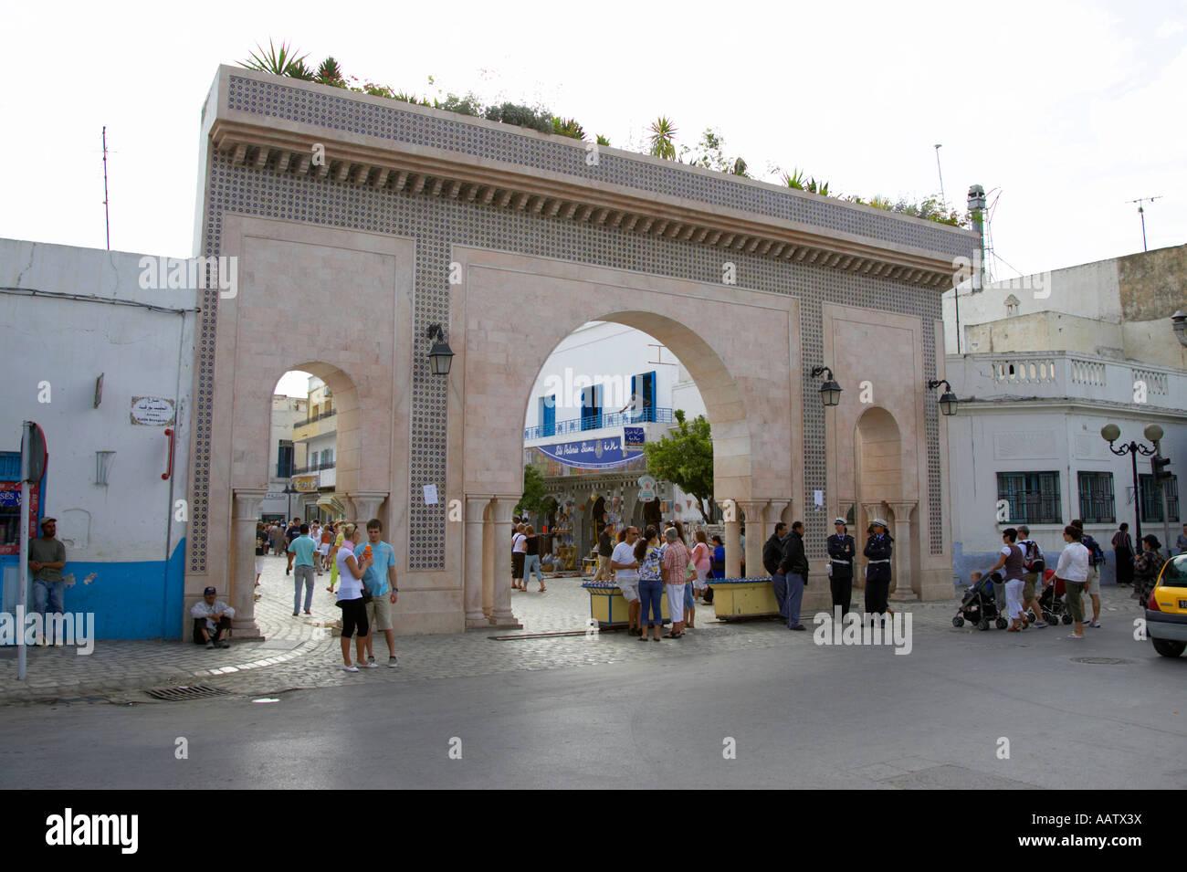 Ornato cancello di ingresso a nabeul area di mercato in tunisia con la polizia turistica in piedi al di fuori Foto Stock