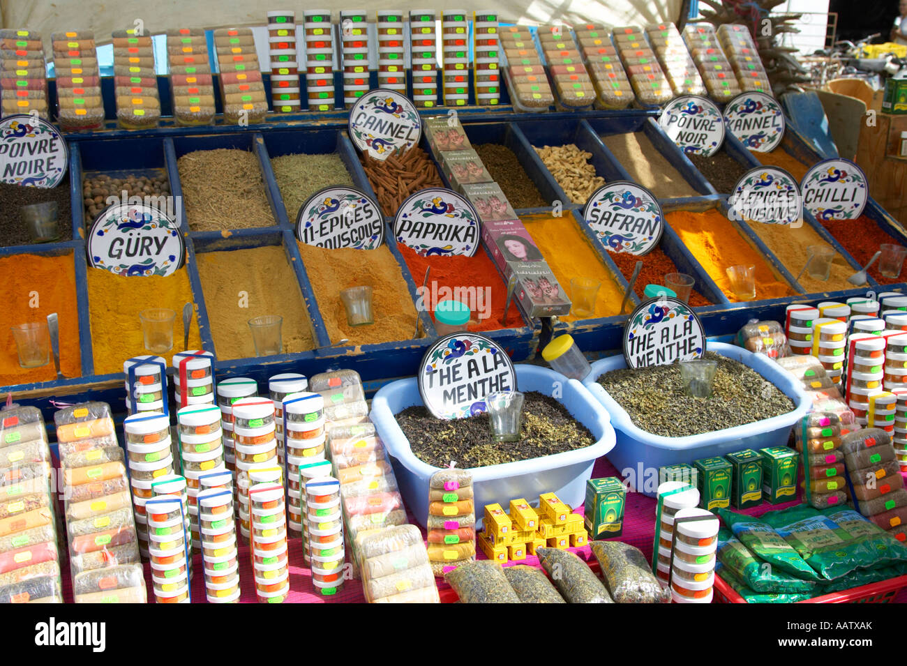 Ampia gamma di varie spezie aperto e confezionato su una bancarella al mercato di nabeul tunisia Foto Stock