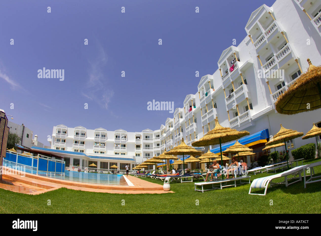 Hotel resort piscina e area prendisole hammamet tunisia Foto Stock