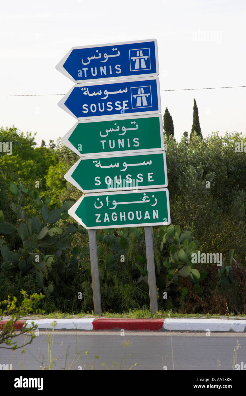 Cartello stradale per Tunisi Sousse e Zaghouan sporgersi sulla strada principale in hammamet tunisia Foto Stock