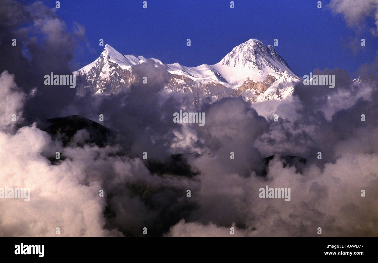 Nuvole che circonda Annapurna South Mountain in Himalaya Nepal Foto Stock