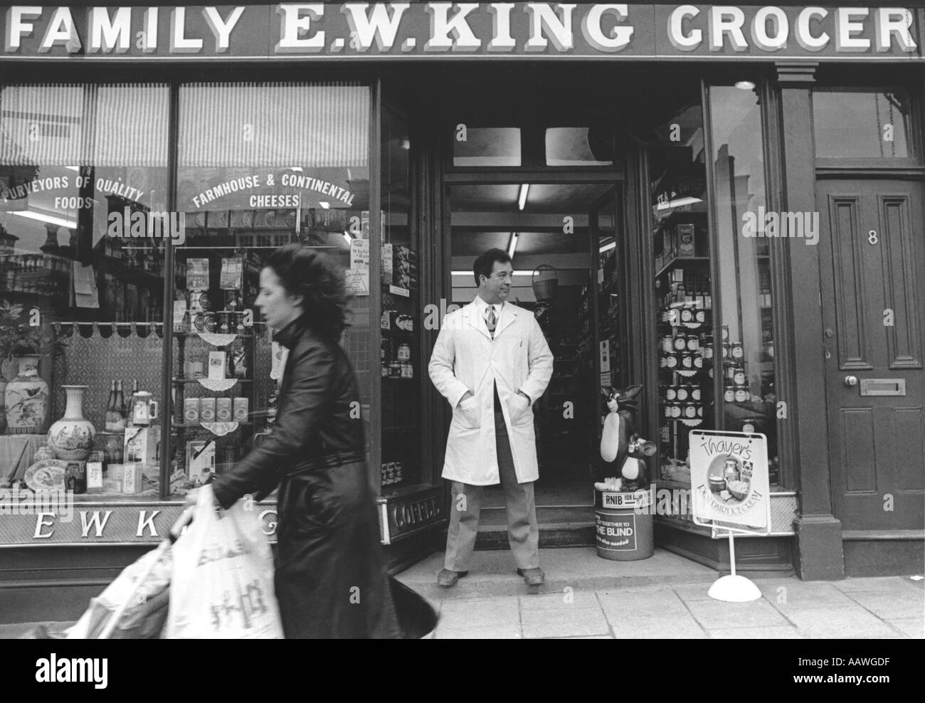Proprietario fuori famiglia drogheria a Sudbury Suffolk Foto Stock