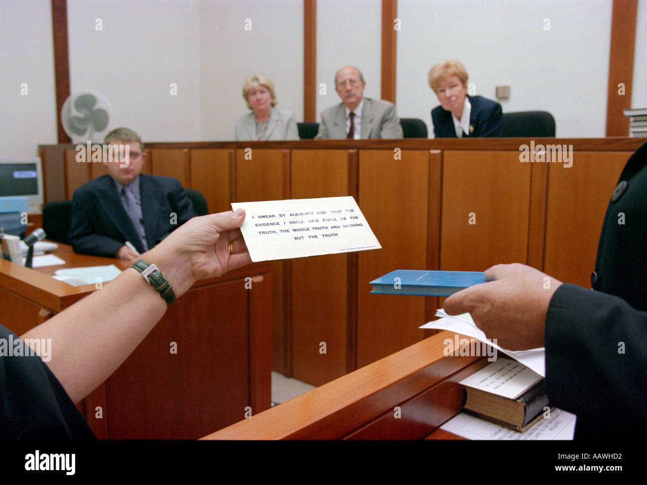 Tenendo il giuramento per fornire prove a testimonianza stand al magistrato s court REGNO UNITO Foto Stock