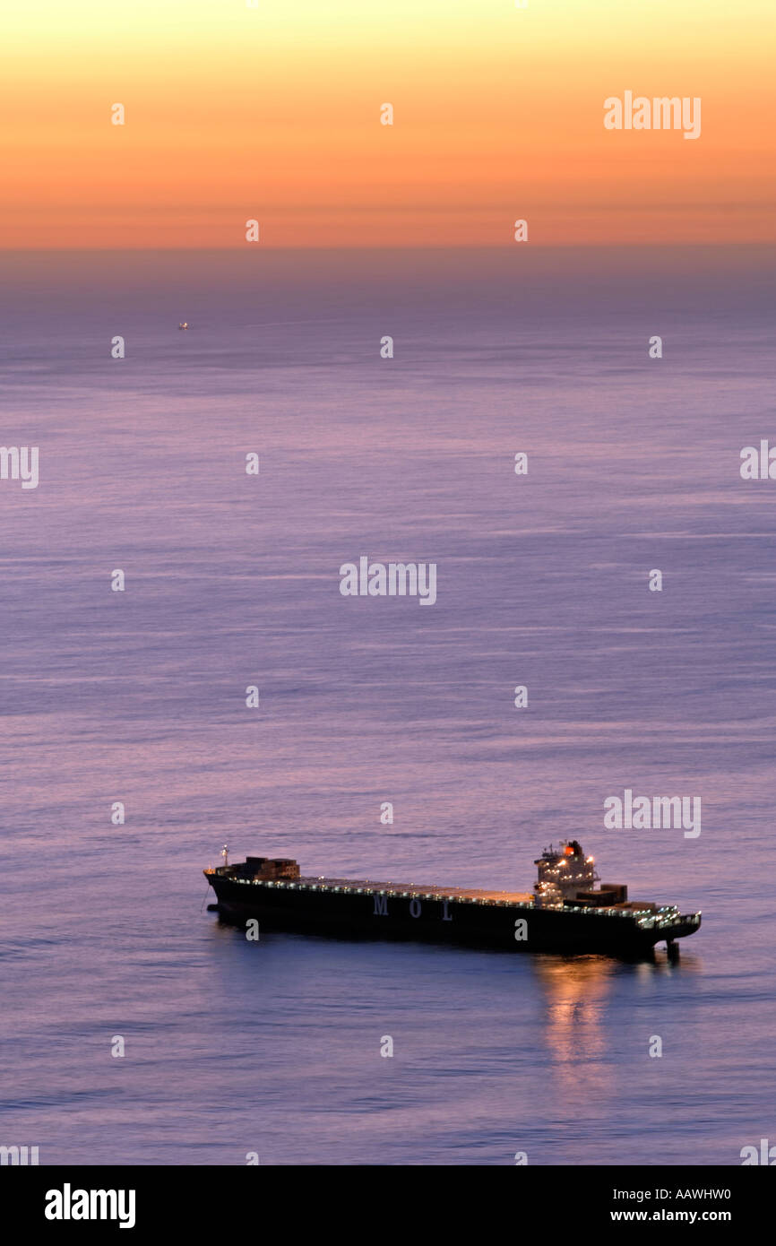 Contenitore di una nave che naviga nell Oceano Atlantico off Cape Town, Sud Africa. Foto Stock