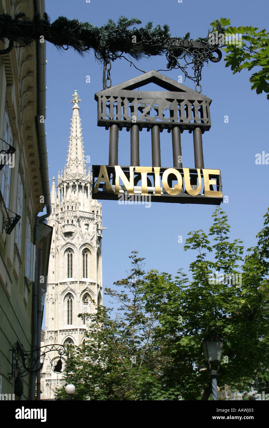 Il quartiere del castello di Budapest, segno ornamentali e St la chiesa di Matthias Foto Stock