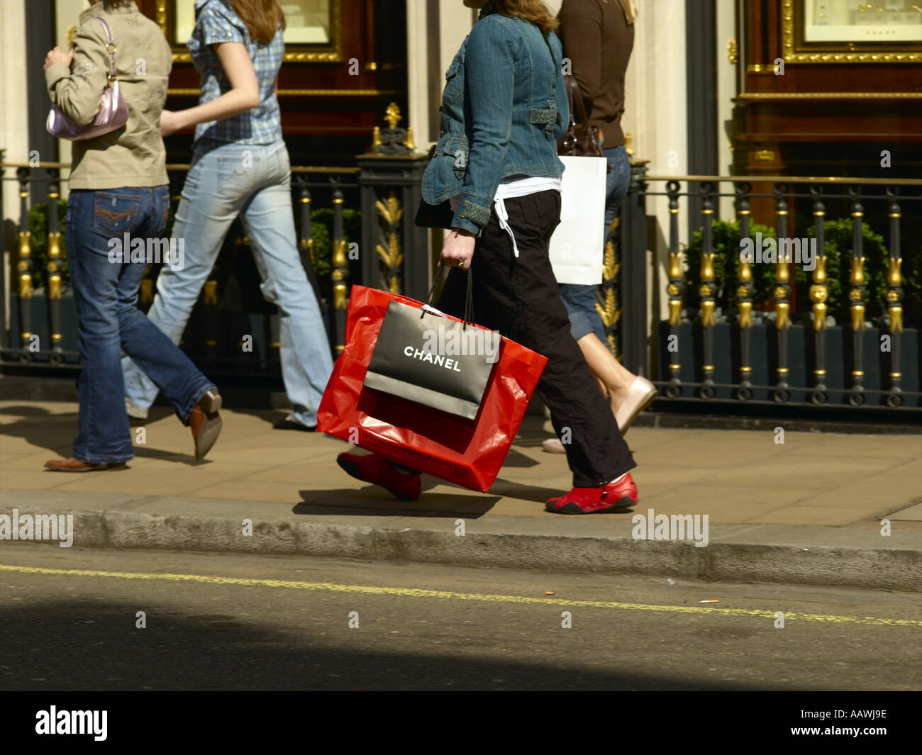 Bond Street, Shopper con sacchetti Foto Stock