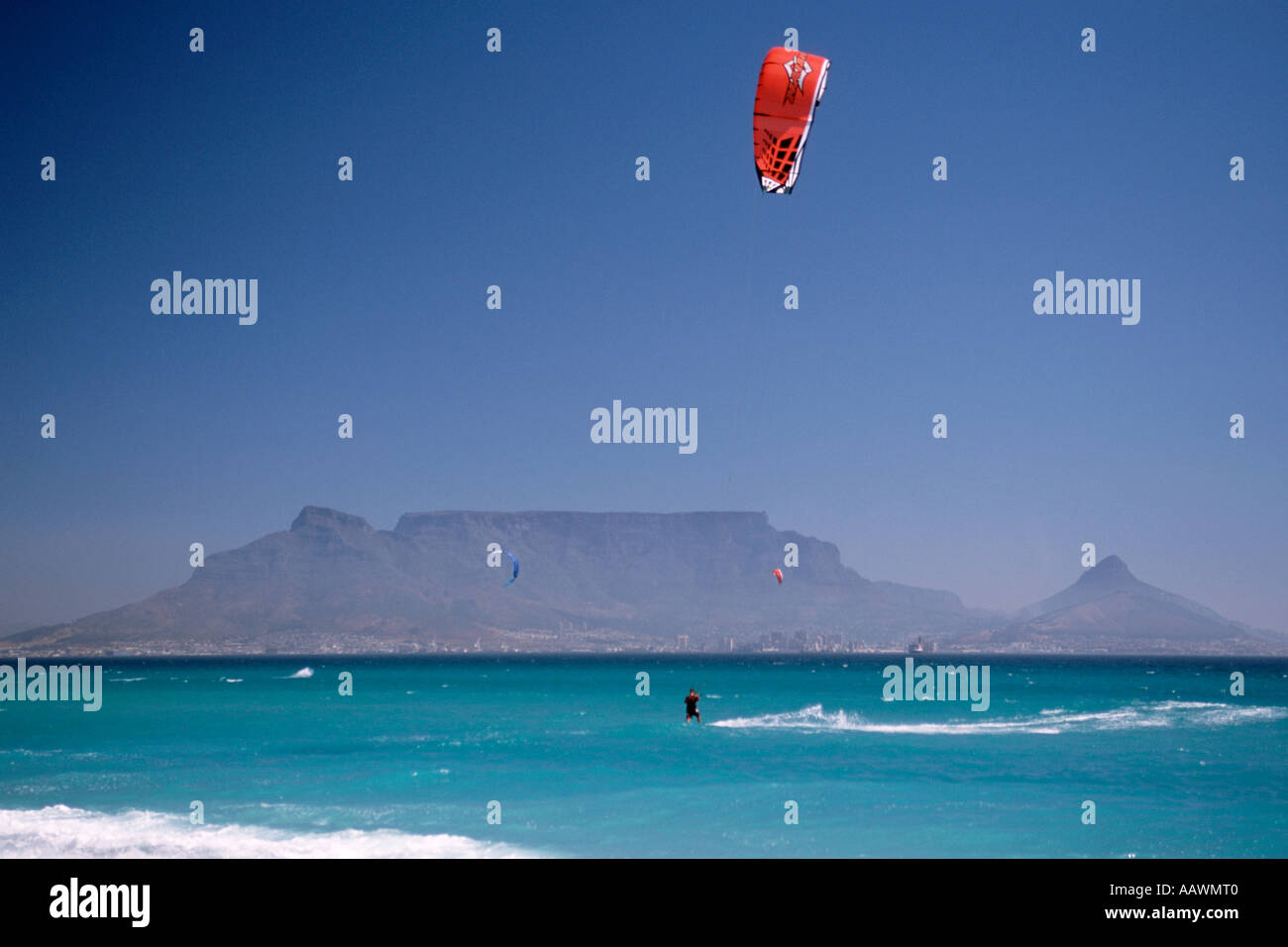 Kite surfers off Blouberg nella tabella Bay con la Table Mountain e la città di Cape Town in background. Foto Stock