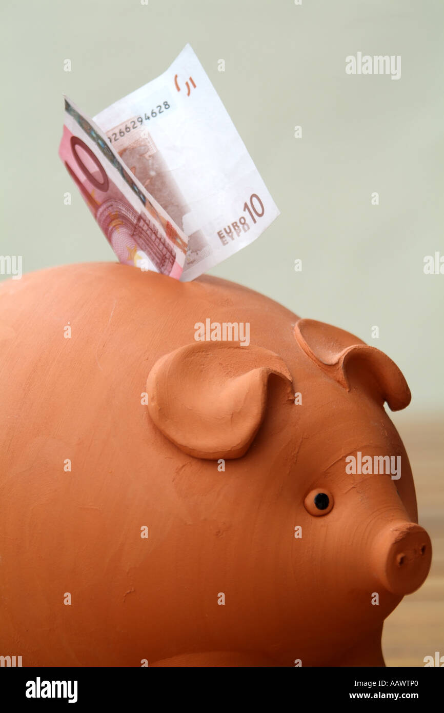 Childs salvadanaio realizzato da argilla con le banconote in euro Foto Stock