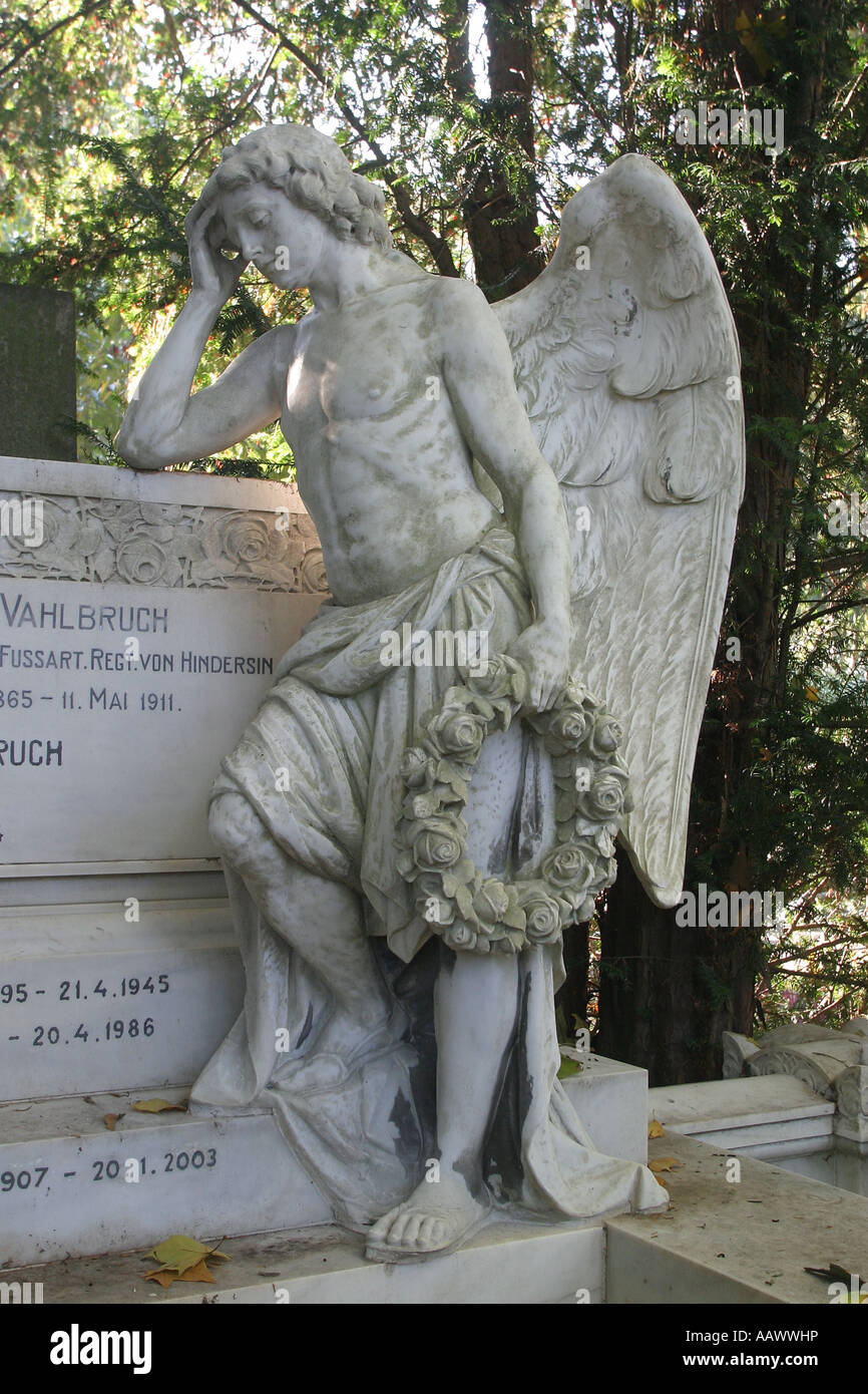 Tomba con un angelo presso il cimitero di Coblenza nella Renania Palatinato Germania Europa Foto Stock