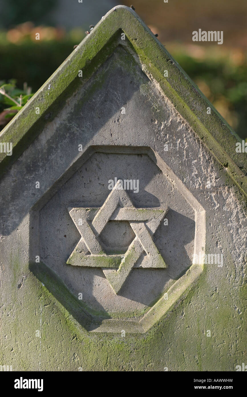 Pietra tombale con Magen David presso il cimitero ebraico di Coblenza nella Renania Palatinato Germania Europa Foto Stock