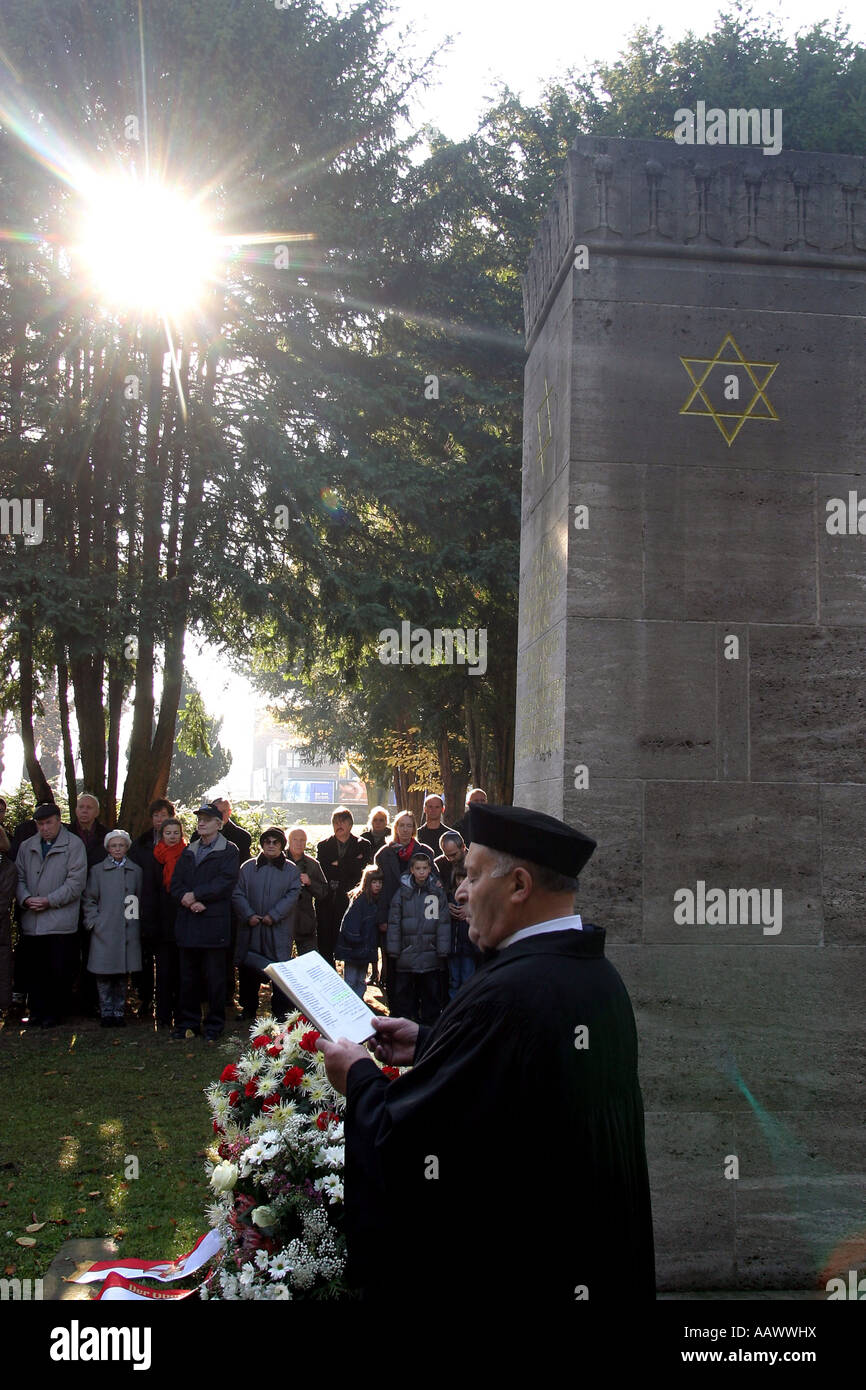 Un rabbino al ricordo della Notte di vetro rotto sul cimitero ebraico di Coblenza nella Renania Palatinato Germania Europa Foto Stock
