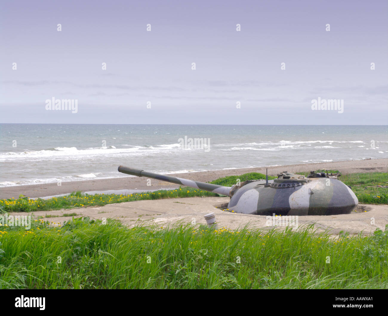 Era sovietica difensiva artiglieria costiera emplacement sull isola di Sakhalin in Russia 2005 Foto Stock