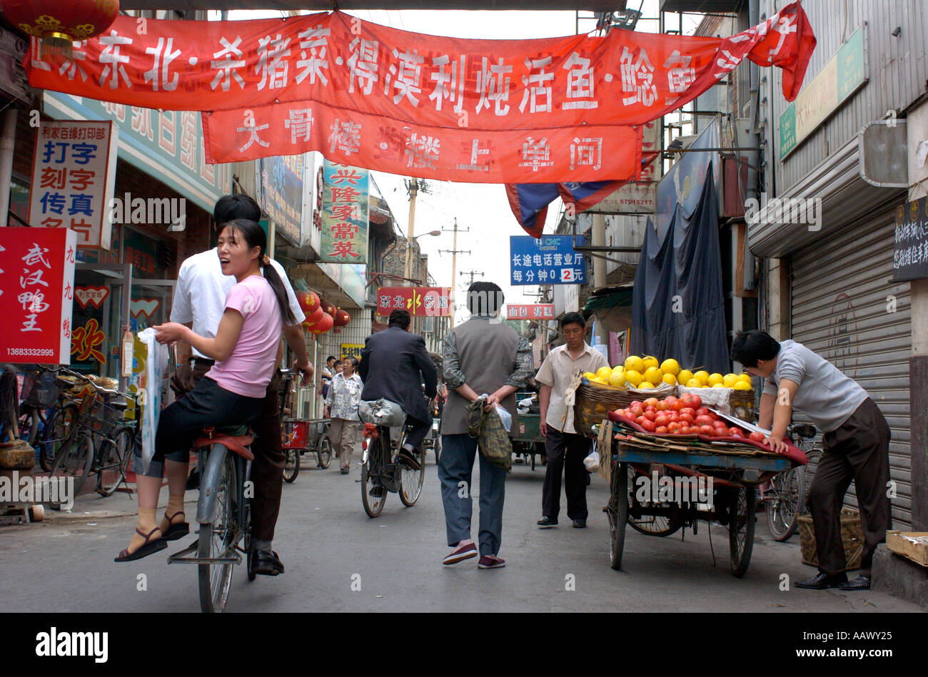 Un occupato hutong e Market street a Pechino 2005 Foto Stock