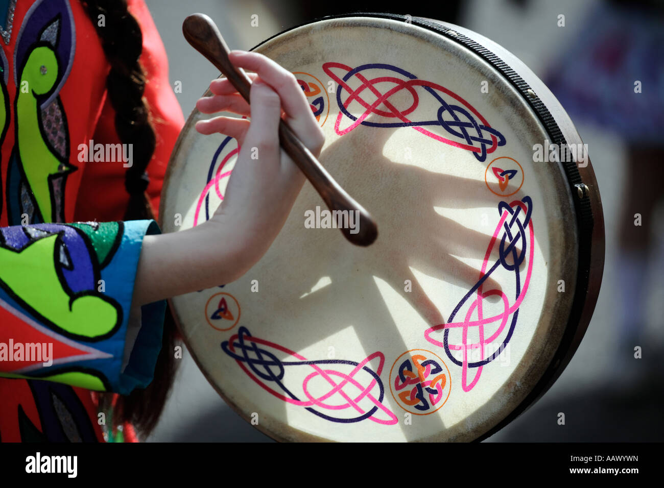 Una giovane ragazza irlandese la riproduzione del bodhrun durante st Patrick s Day celebrazioni a Birmingham REGNO UNITO Foto Stock