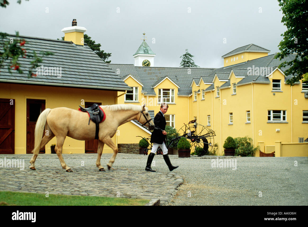 Uomo a cavallo nella dimora Sheen Falls Lodge in Kenmare, nella contea di Kerry, Irlanda Foto Stock