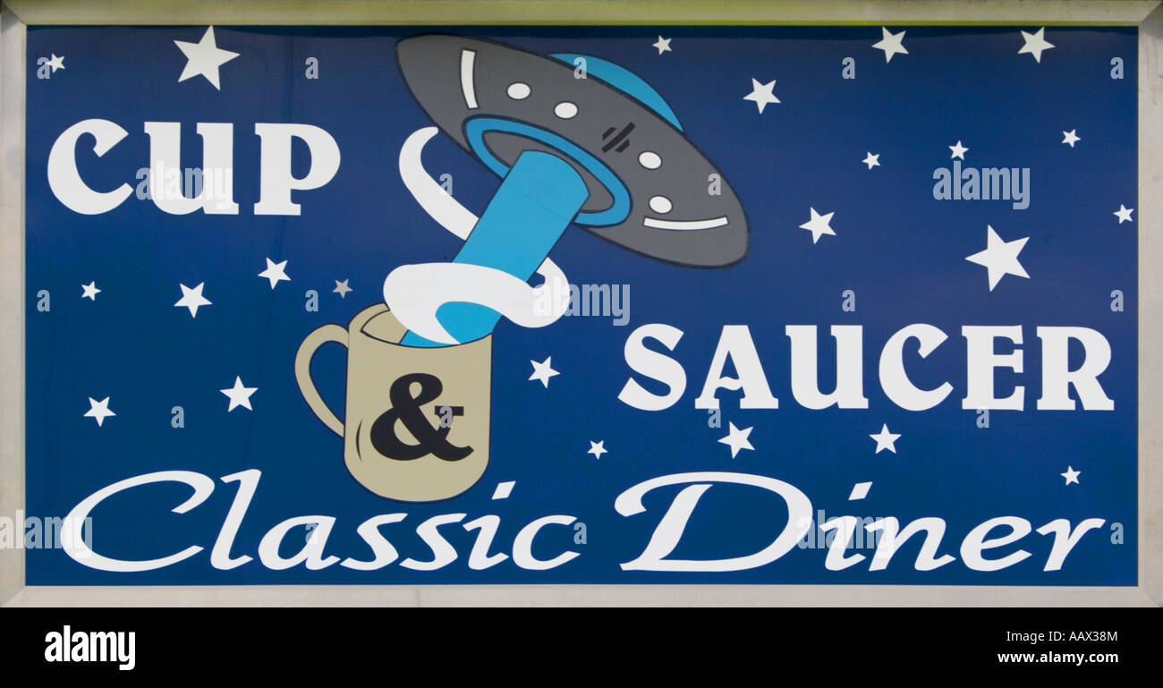 Tazza e piattino Diner segno trova in Pine Bush New York considerato l'UFO capitale della Costa Est Foto Stock