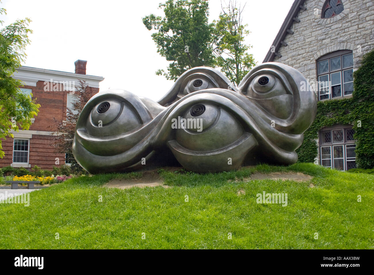 Le sculture Big Eyes di Williamstown, Massachusetts, sono opere d'arte stravaganti che catturano i visitatori con fascino e creatività eccentrici. Foto Stock