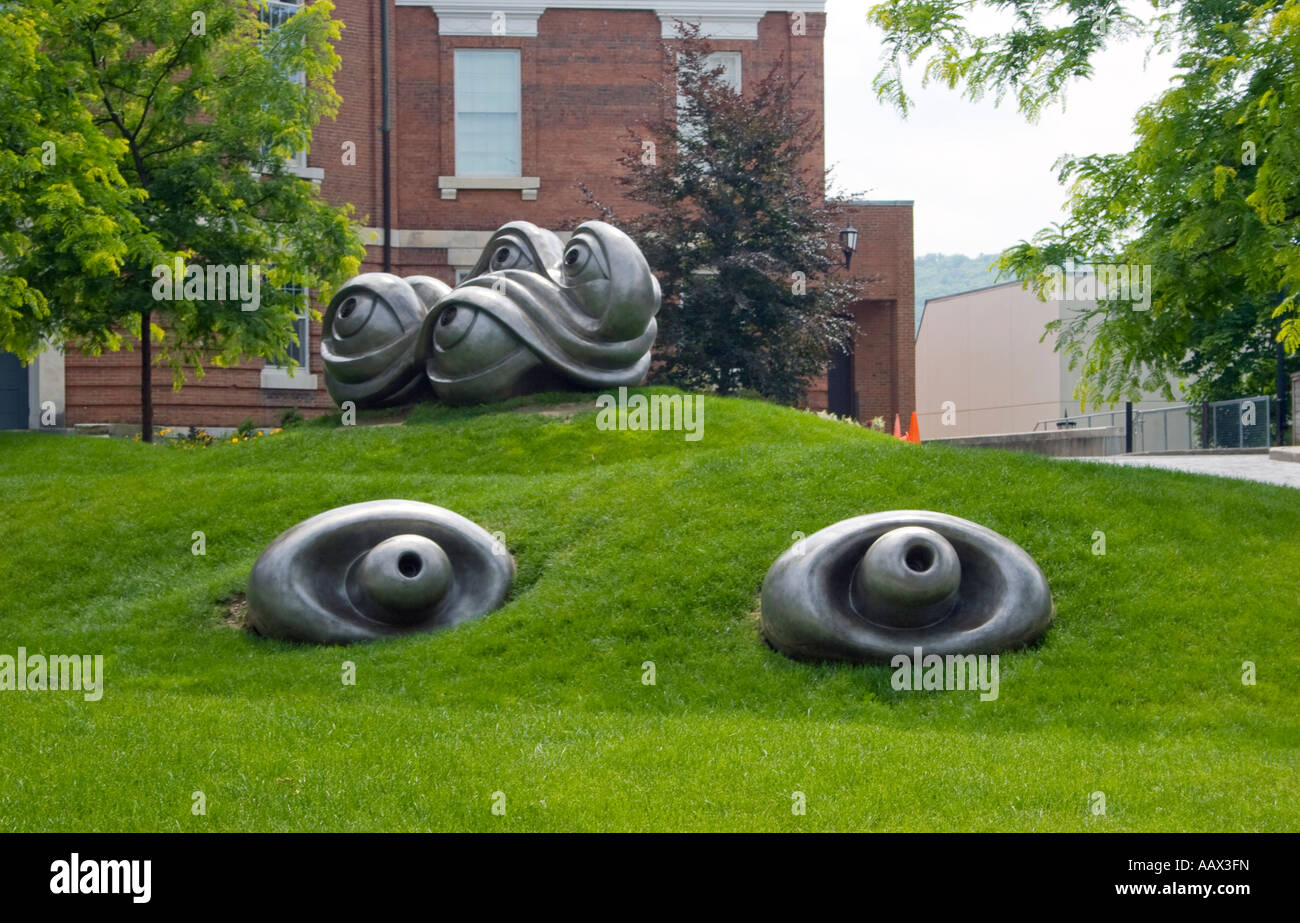 Le sculture Big Eyes di Williamstown, Massachusetts, sono opere d'arte stravaganti che catturano i visitatori con fascino e creatività eccentrici. Foto Stock