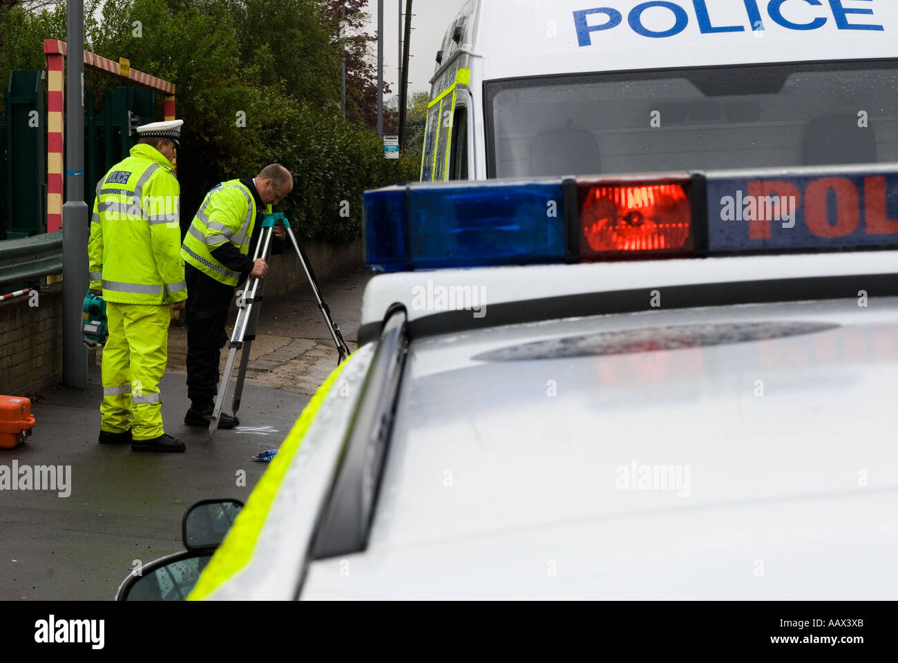 Gli ufficiali di polizia indagare incidente stradale (RTA) Foto Stock