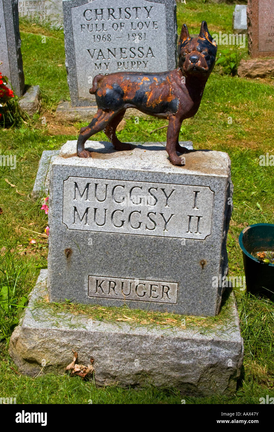 Pietra tombale per i cani Muggsy uno e due in Hartsdale cimitero di Pet in Hartsdale NY Foto Stock