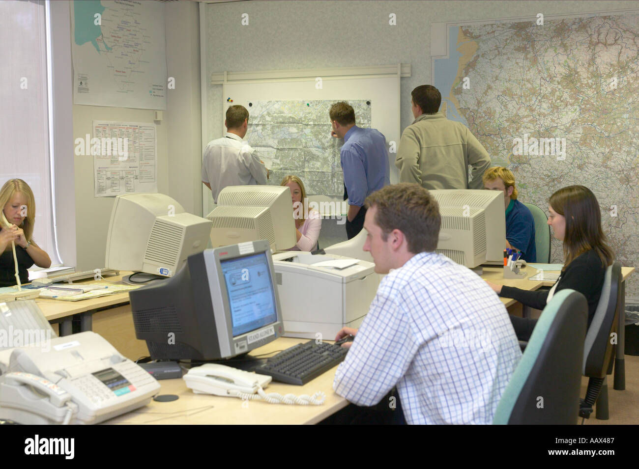 Lavoratori in Agenzia per l'ambiente allarme inondazioni office England Regno Unito Foto Stock