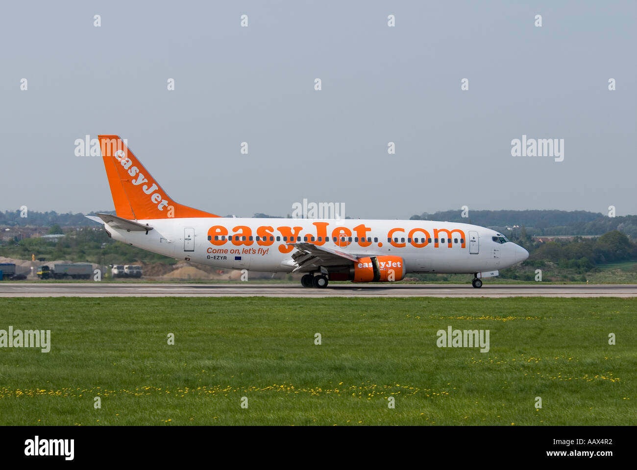 Easy-jet aeroplano atterrano e prendendo il largo Foto Stock