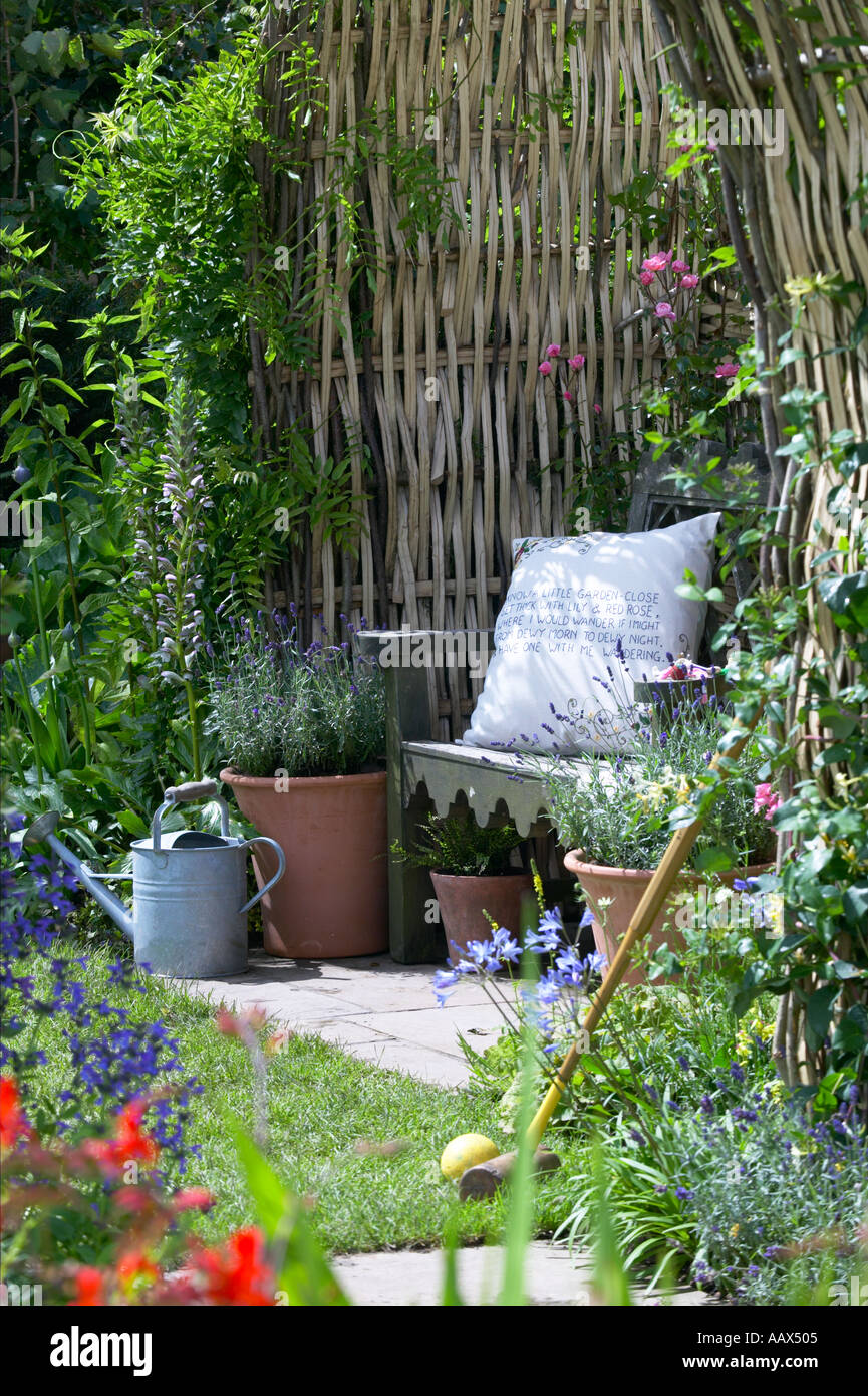 Angolo segreto del giardino con cuscino e vecchi utensili pronto per lavoro Foto Stock