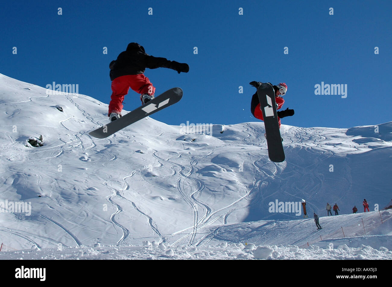 Giovane uomo jumping con lo snowboard Foto Stock