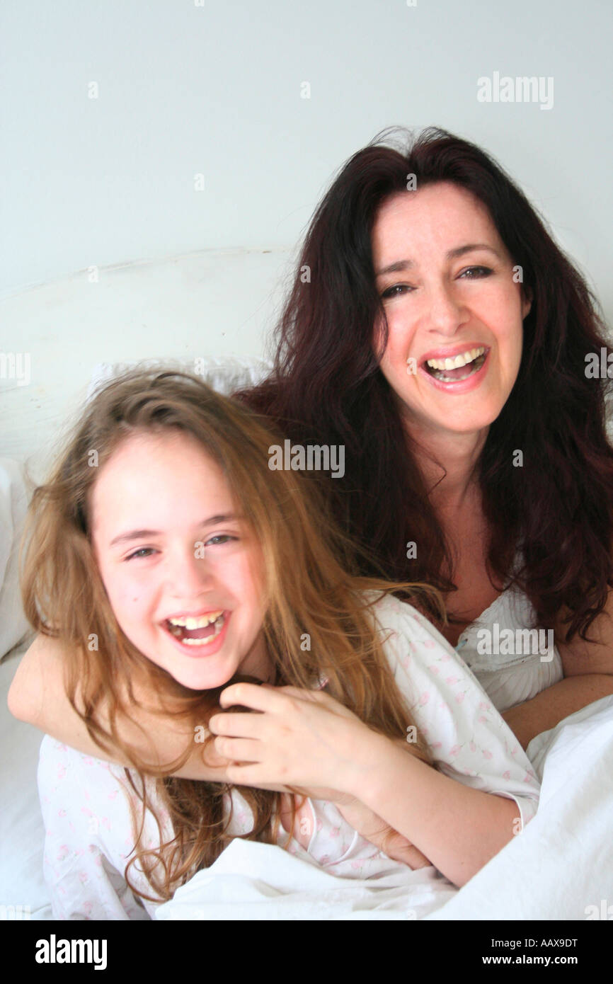 Madre e figlia giovane Ridere e divertirsi Foto Stock