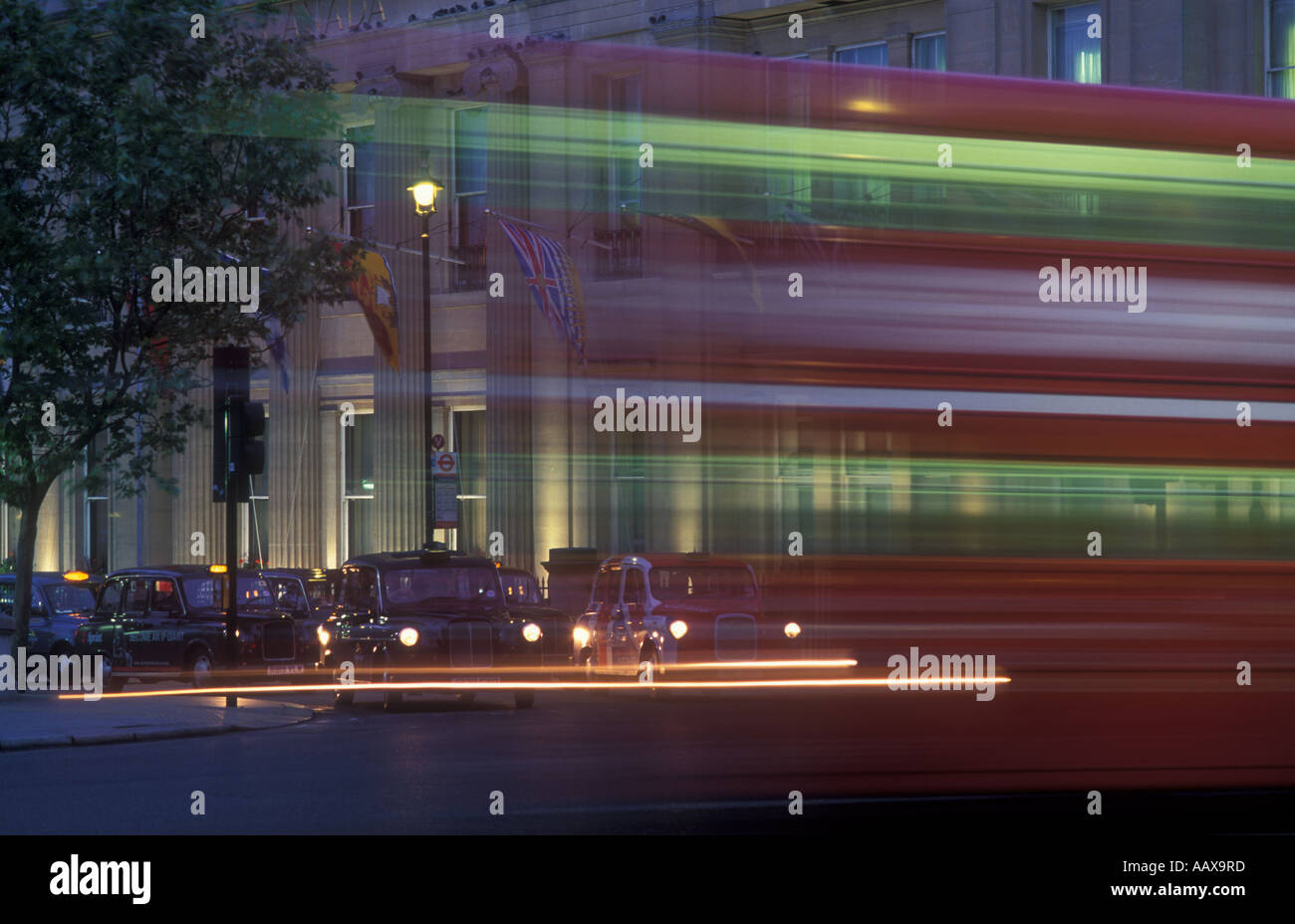 Bus e Taxi di notte Trafalgar Square London REGNO UNITO Foto Stock