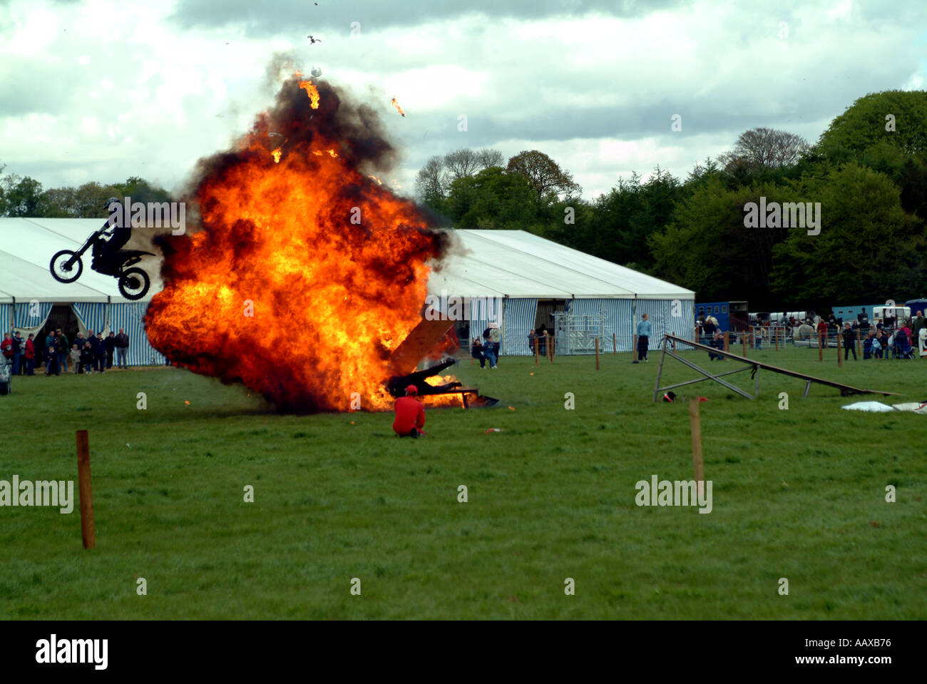 Incendio di moto stunt jump Foto Stock