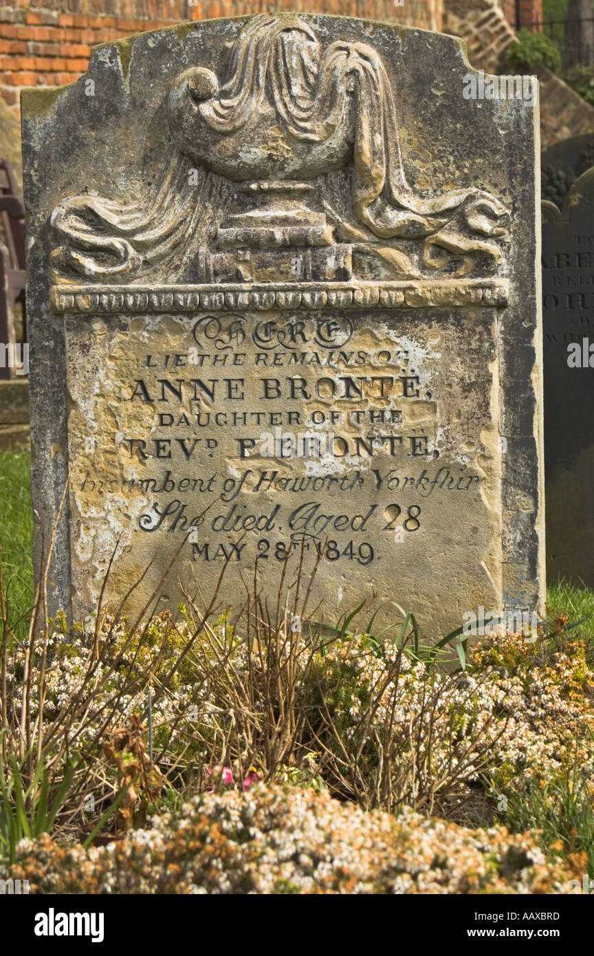 Tomba di Anne Bronte sorella di Charlott a Saint Marie Chiesa Parrocchiale Scarborough North Yorkshire Inghilterra Foto Stock