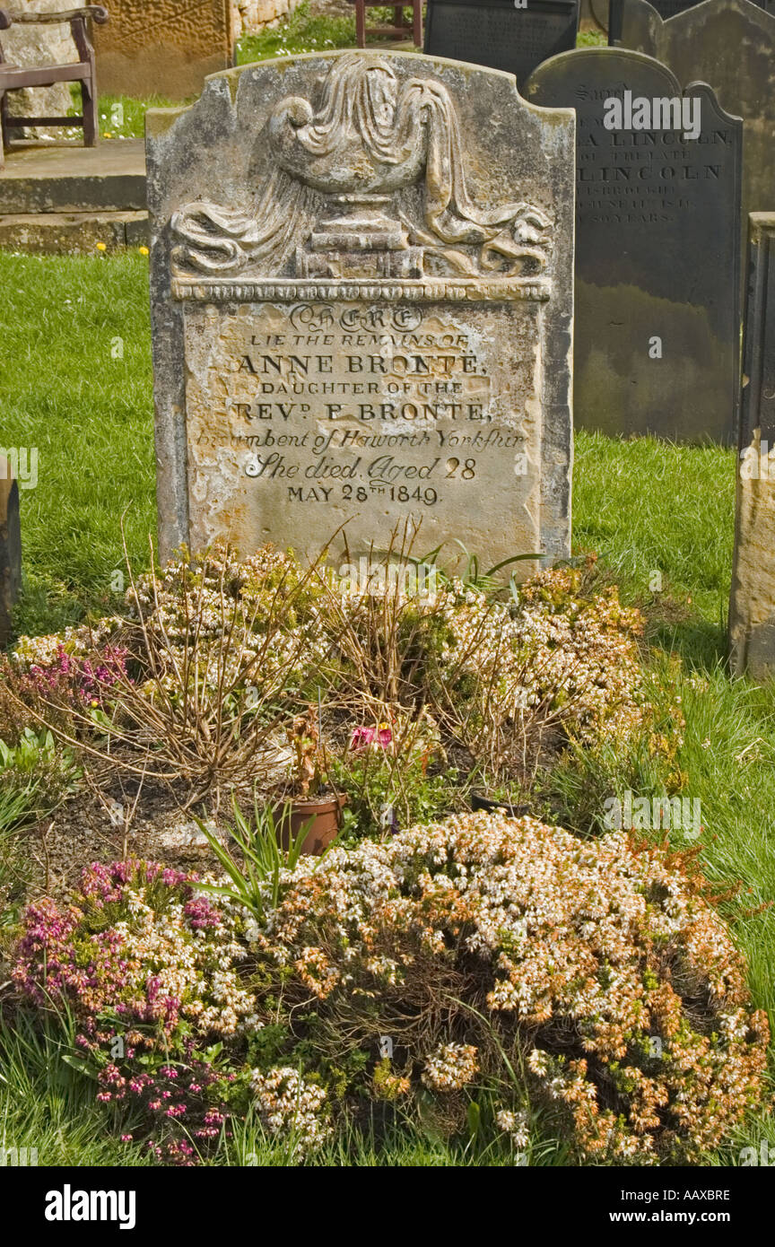 Tomba di Anne Bronte sorella di Charlott a Saint Marie Chiesa Parrocchiale Scarborough North Yorkshire Inghilterra Foto Stock