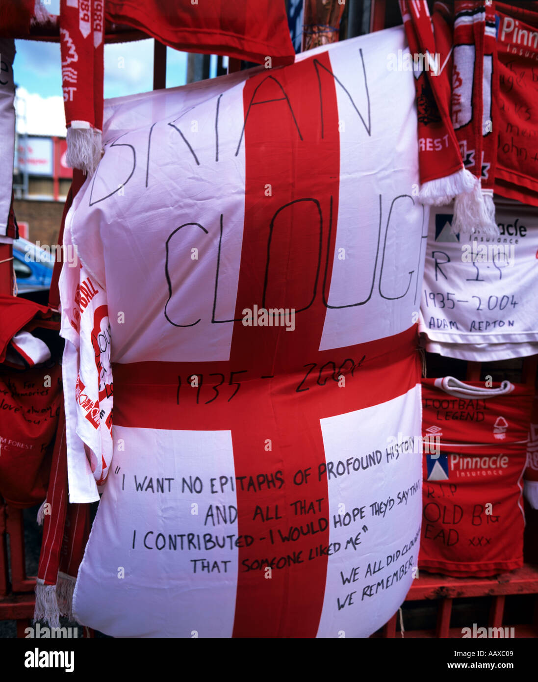 Brian Clough omaggio al di fuori il Nottingham Forest City terreno . Foto Stock