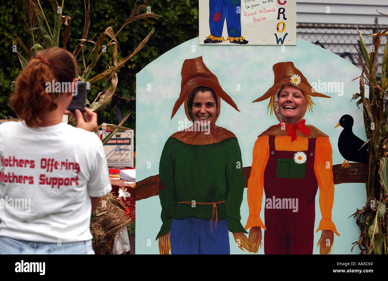 Umorismo due donne ottenere foto scattata con teste attraverso un dipinto di scena Foto Stock