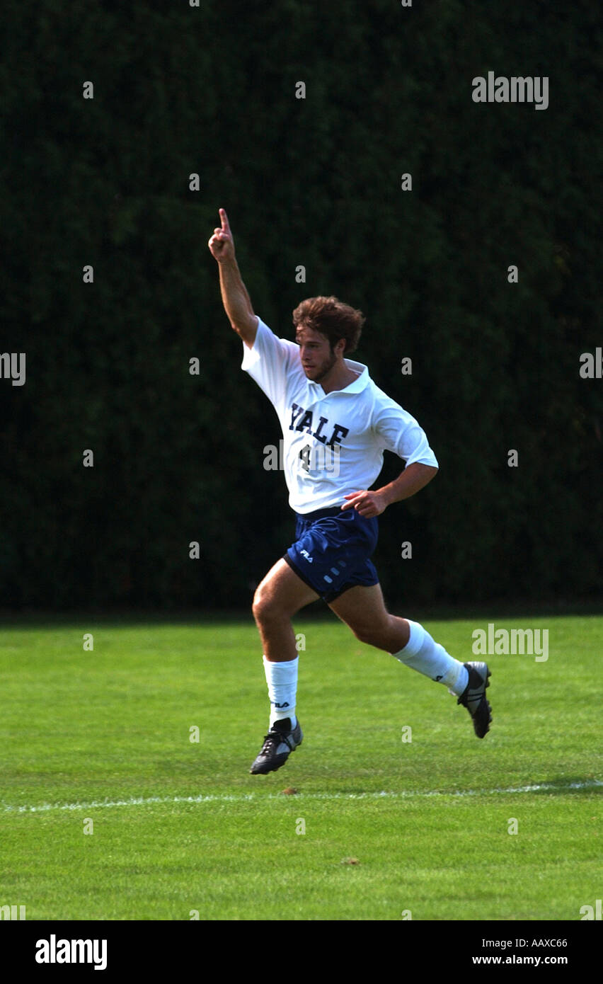 Football Soccer player festa dopo il punteggio obiettivo dito fino a significare il numero uno 1 Foto Stock