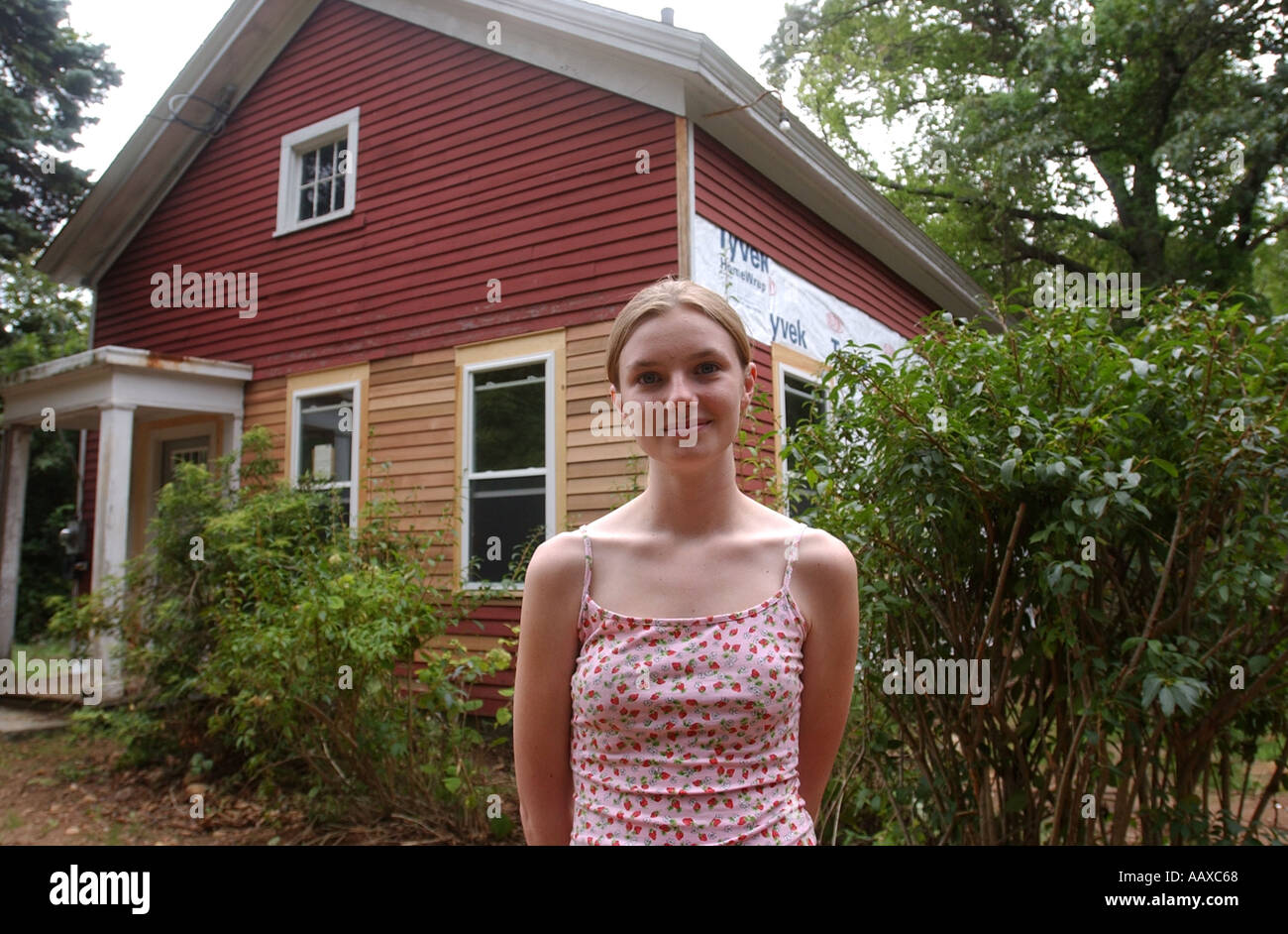 Giovane ragazza adolescente che ha recentemente acquistato la propria casa come un investimento Foto Stock