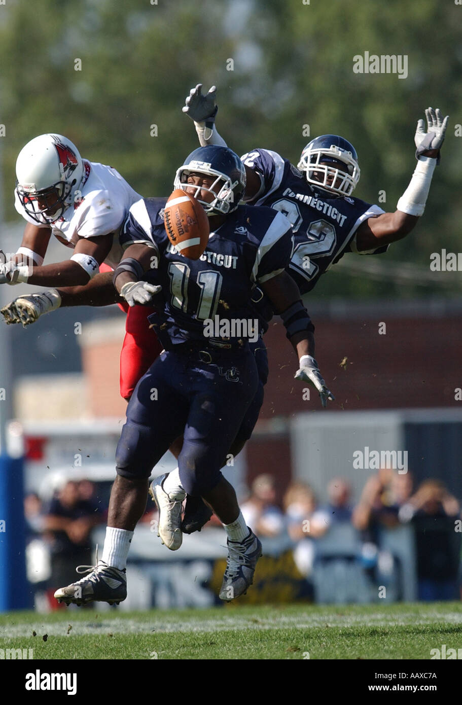 Il football americano gioco d'azione i giocatori a passare aria giocare Foto Stock