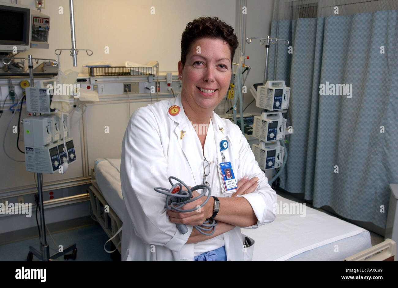 Ospedale infermiera in una sala con attrezzatura medica in un ospedale Foto Stock