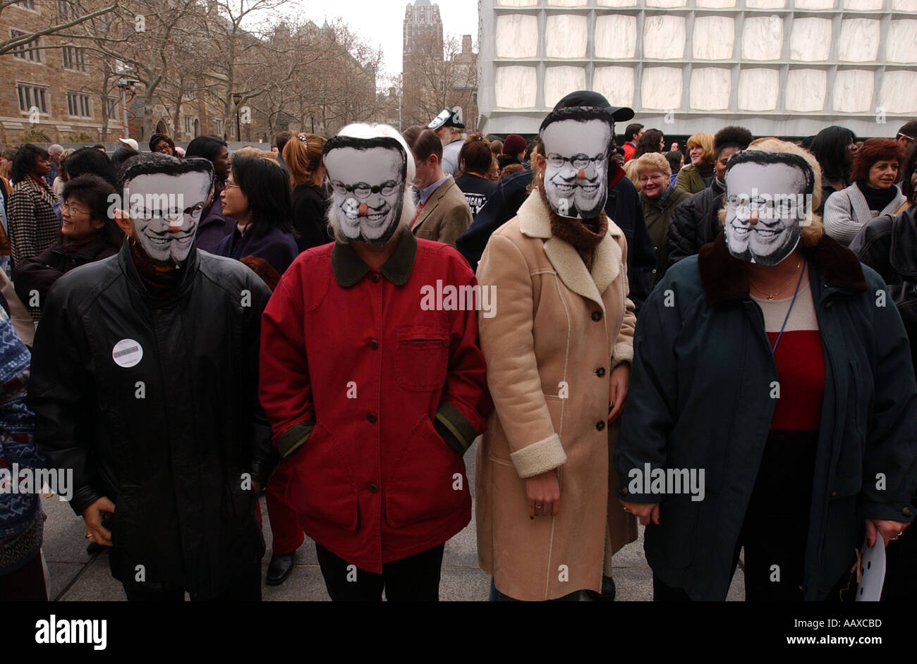 Unione percussori che indossa due maschere di fronte durante uno sciopero di protesta presso l Università di Yale Foto Stock