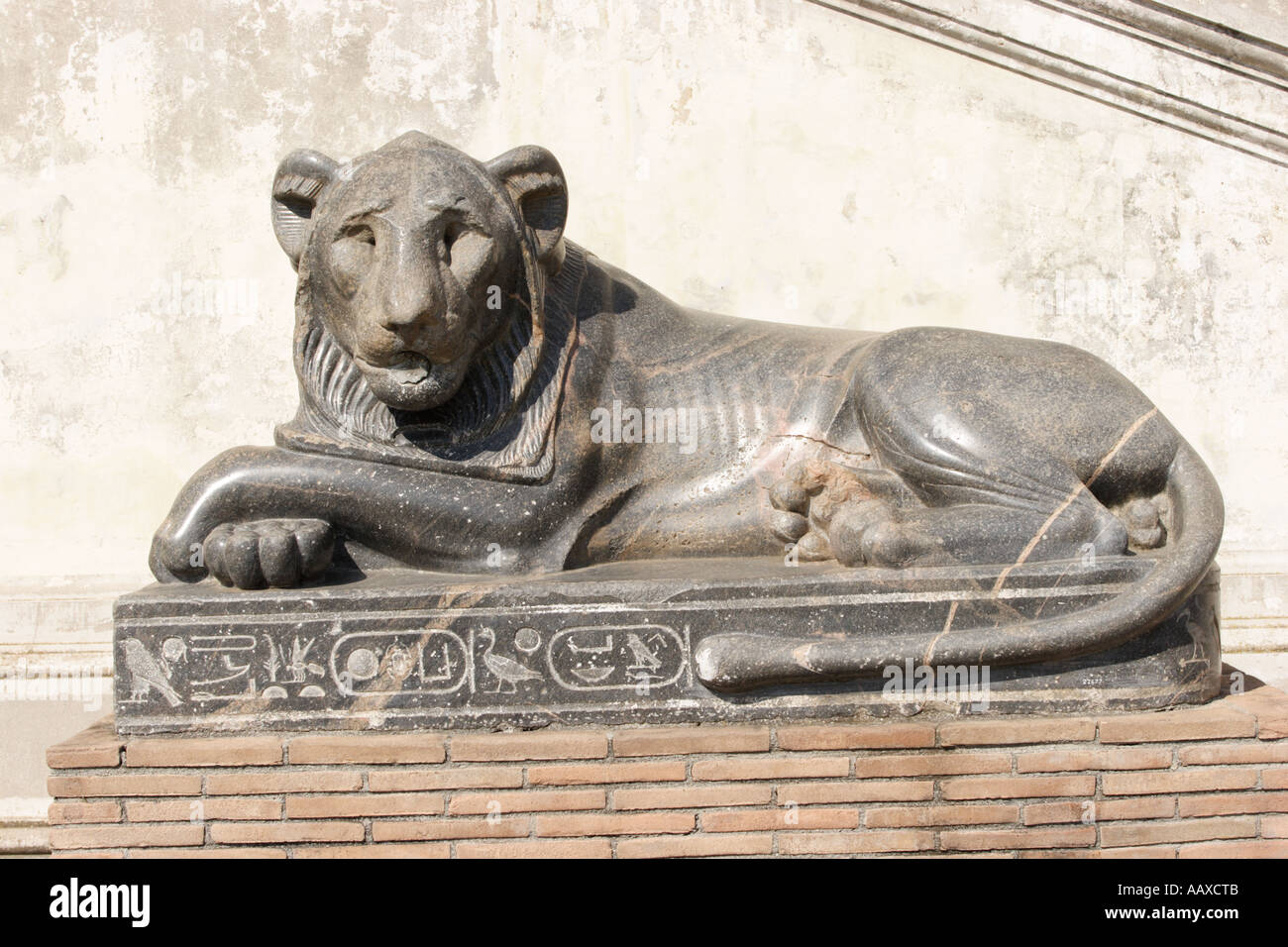 Egizio statua Leone Cortile della Pigna Museo del Vaticano Città del Vaticano Roma Italia Foto Stock