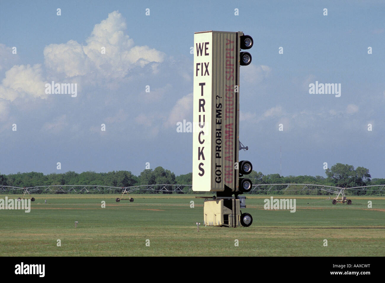 Elk279 2054 Oklahoma Northwestern Oklahoma carrello segno di riparazione lungo i 35 Foto Stock
