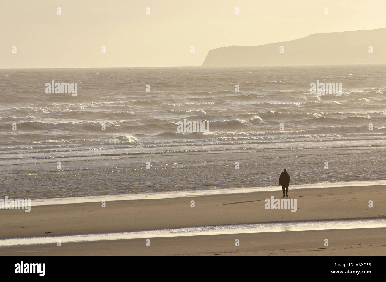 Uomo in piedi da soli la solitudine Camber Sands abbandonato oltre deserto desolato staccato solitario isolato individuali lone l Foto Stock
