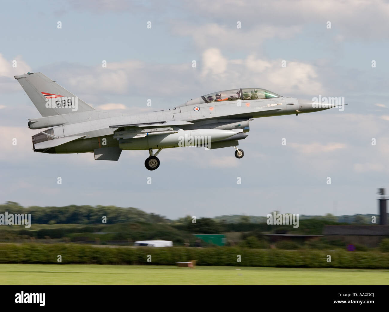 689 Norwegian Air Force F16B 331 SKV Fighting Falcon jet da combattimento a RAF Waddington Foto Stock