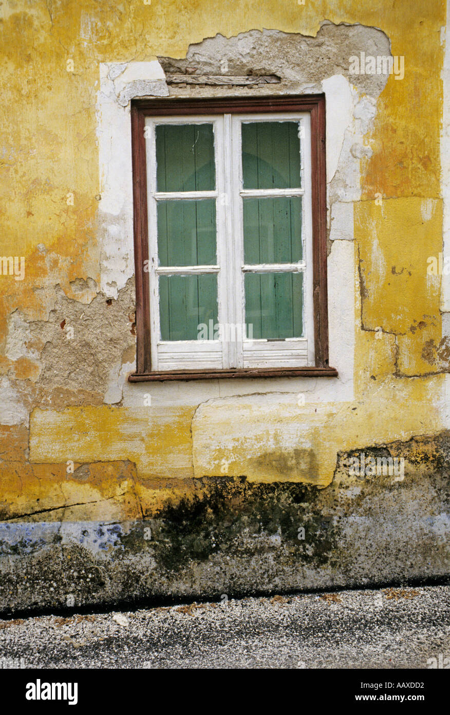 Finestra con intonaco peeling Monchique Algarve Portogallo Foto Stock