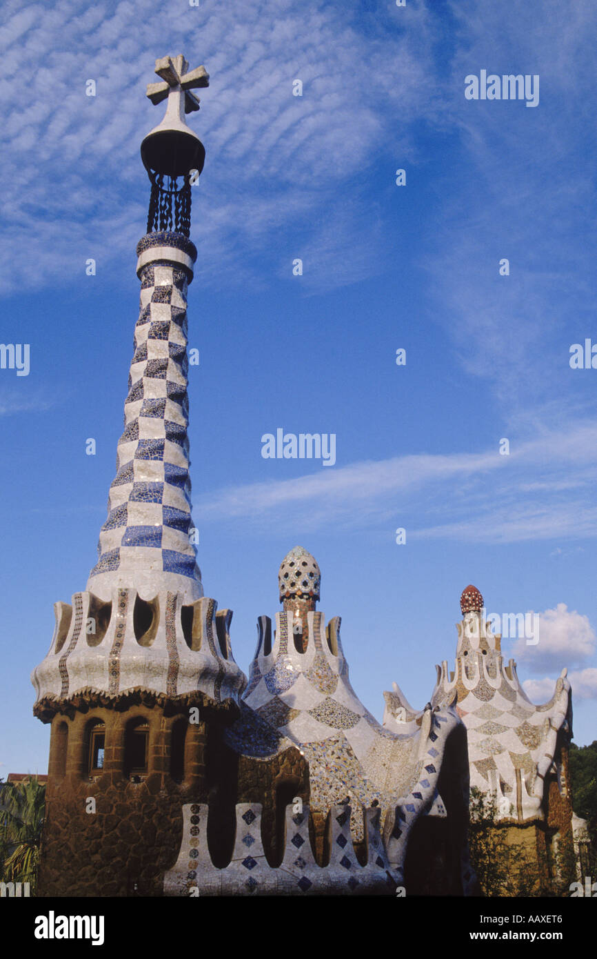 Torri di mosaico di Antonio Gaudi presso il Parco Guell di Barcellona Foto Stock