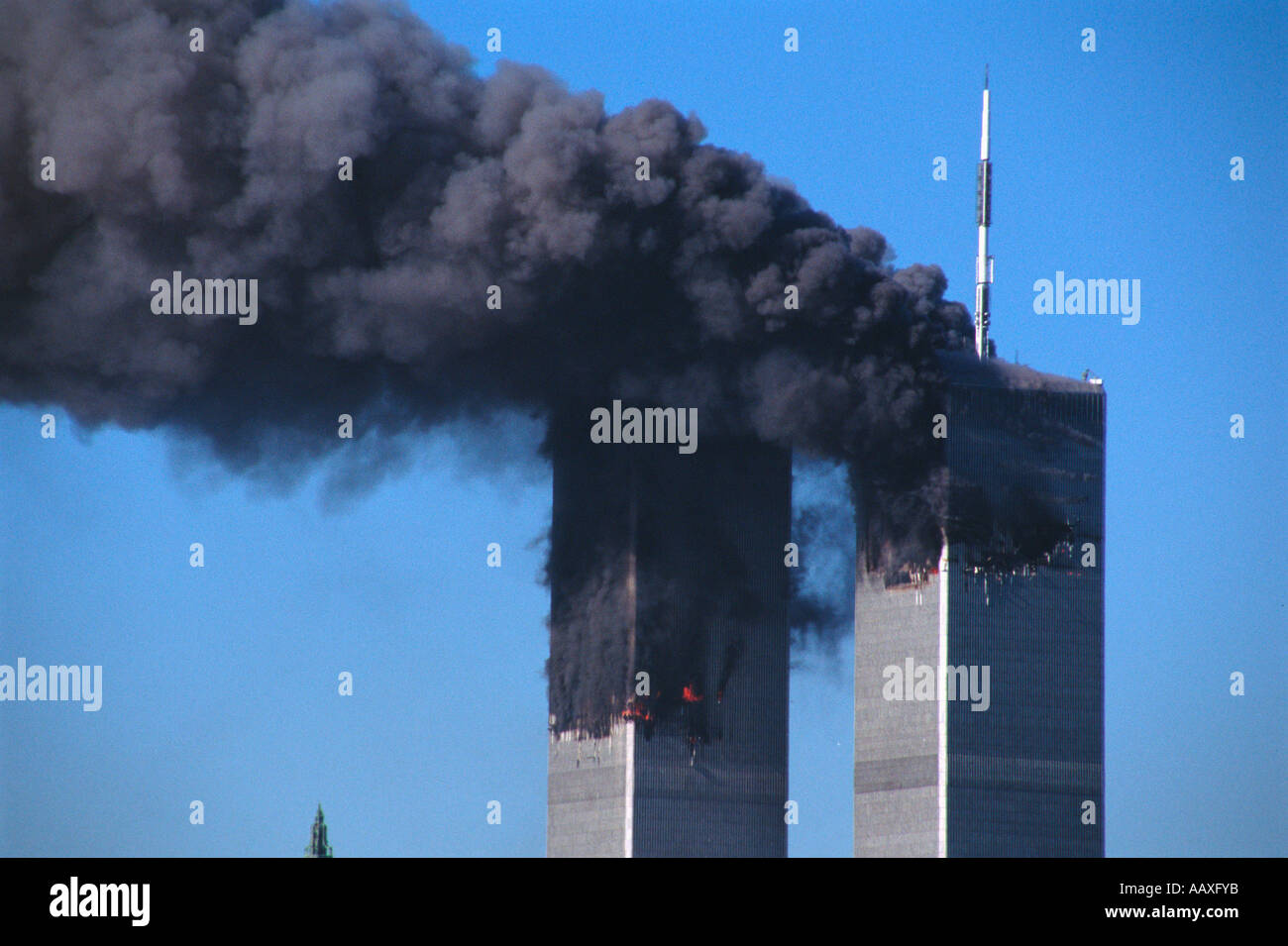 Il world trade center in piedi con due fori schiusi bruciando poco dopo ogni edificio era stato colpito da e aereo di linea. Foto Stock