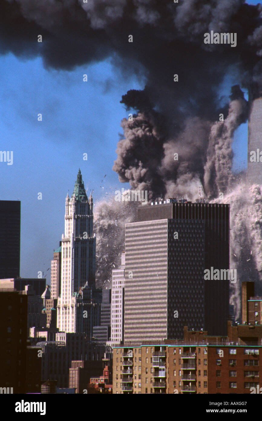 Il world trade center franare su 9/11 2001, nella città di New York STATI UNITI D'AMERICA. Foto Stock
