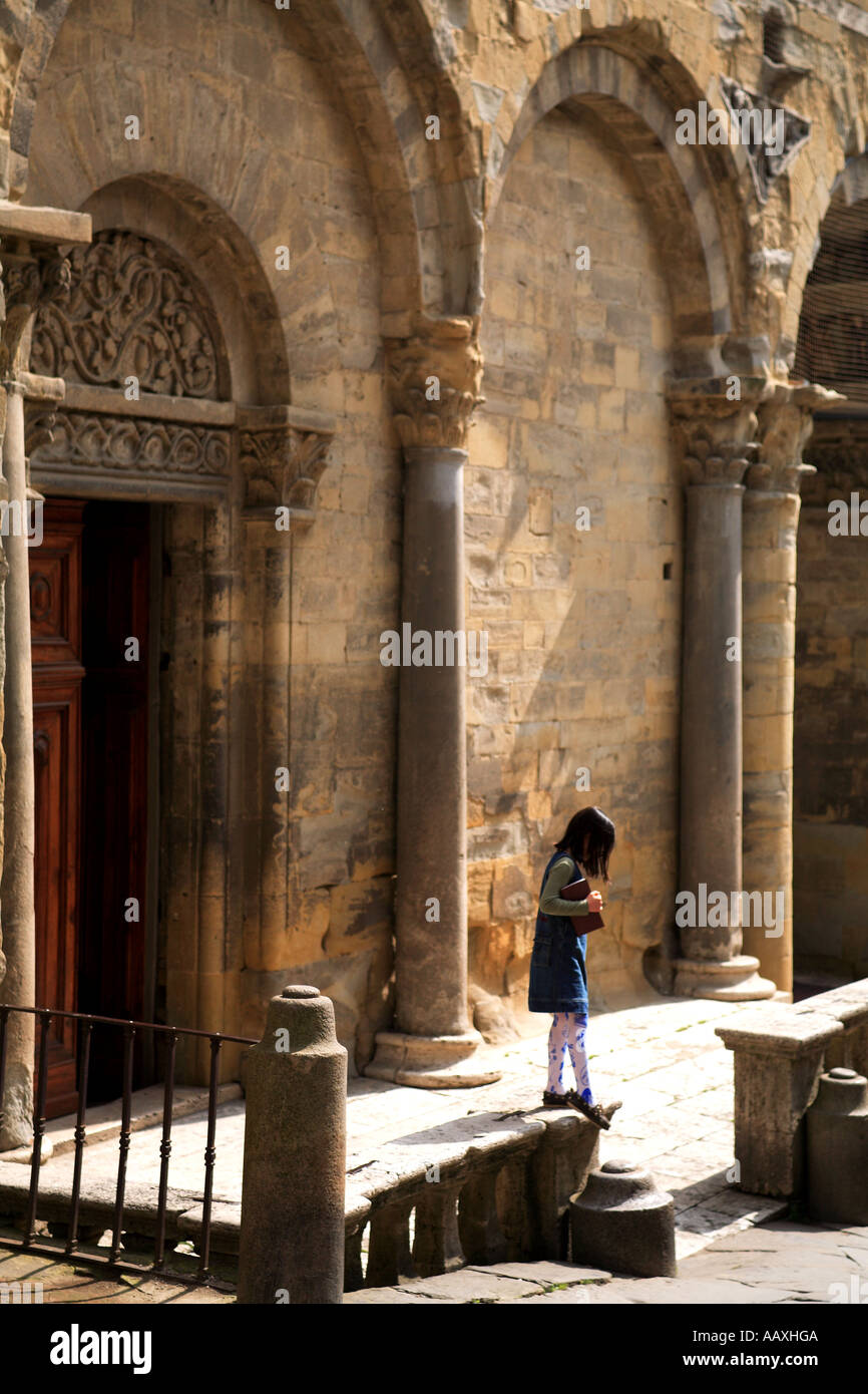 Ragazza al di fuori di Pieve di San Maria chiesa in Arezzo Italia Italy Foto Stock